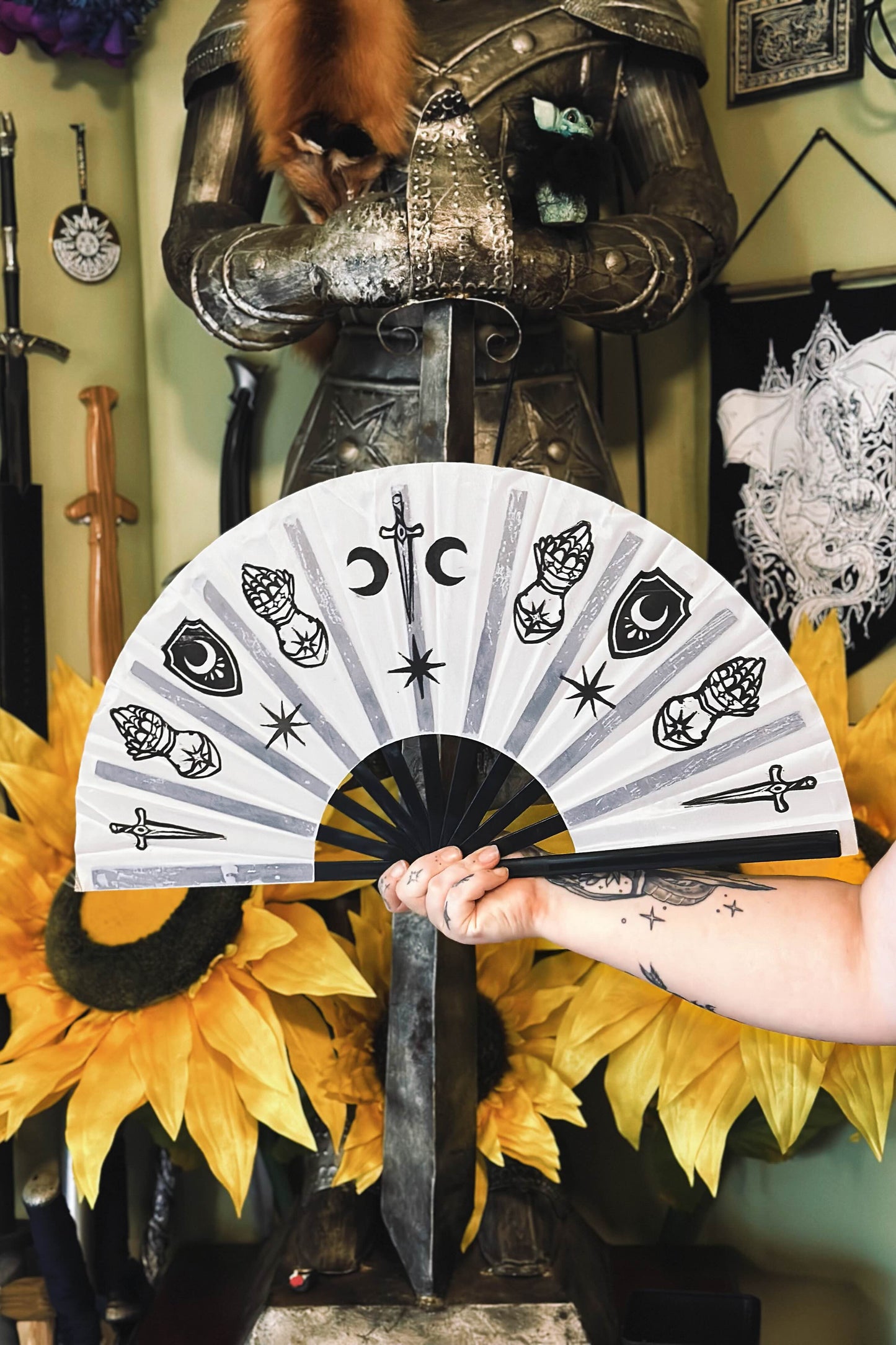 The Questing Shield - Fabled Fan