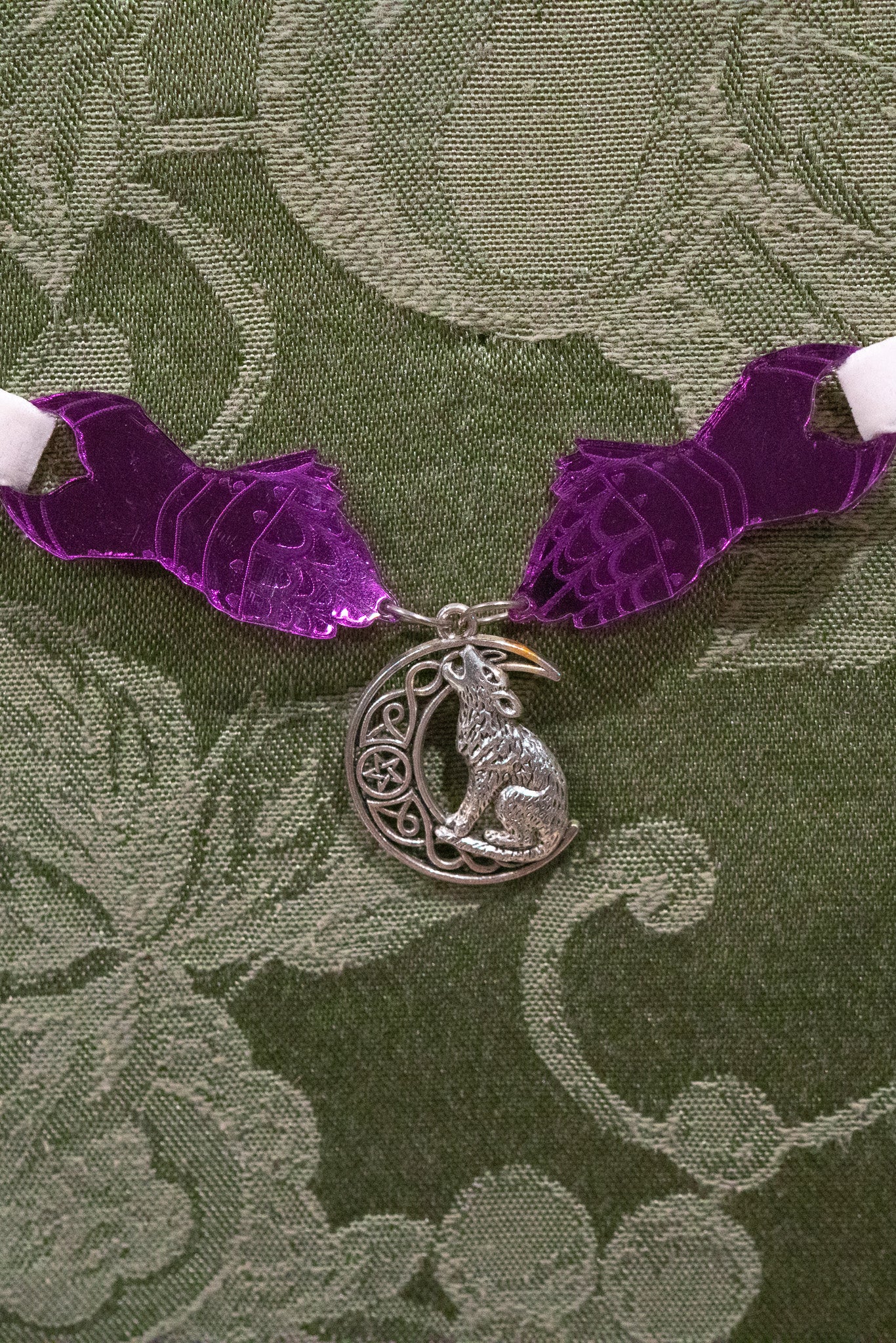 The Knight's Trinket Choker - White